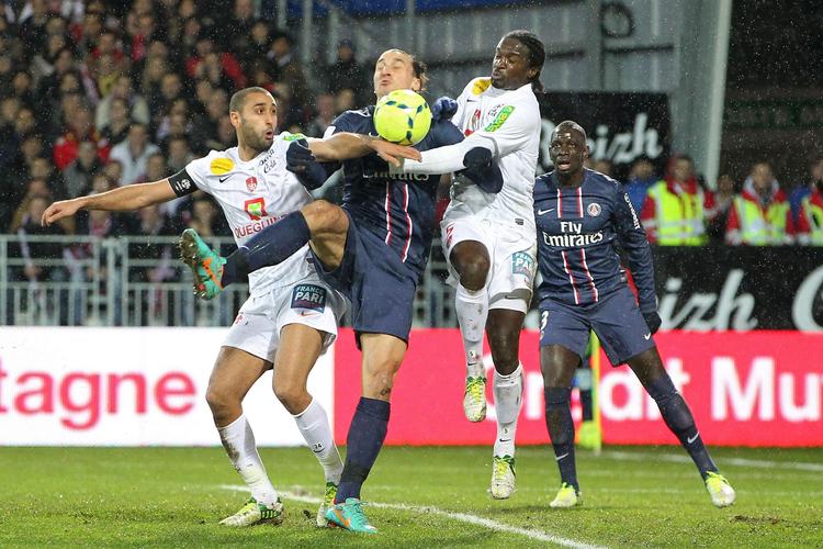 Sandwich. Ahmed Kantari (t.v.) og Bernard Mendy forsøgte at holde Zlatan nede, men svenskeren viste igen klassen. 