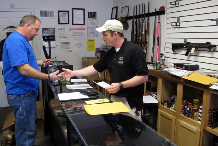 Efterspørgsel. Så er der - så at sige - endnu en kunde i butikken. Her er vi hos 'Patriot Shooting Sports' i Youngsville, North Carolina. 