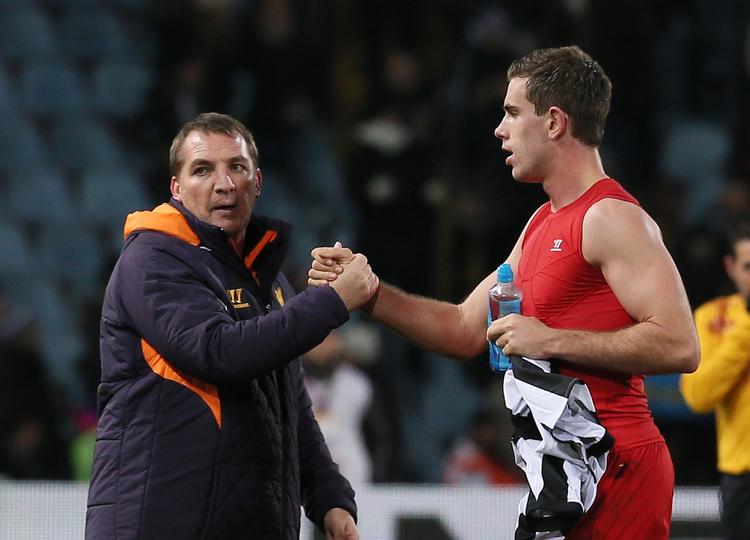 Vaklende. Liverpools manager (t.v.) i håndslag med Jordan Henderson:  En af de mange spillere, der ikke har levet op til forventningerne i klubben. 