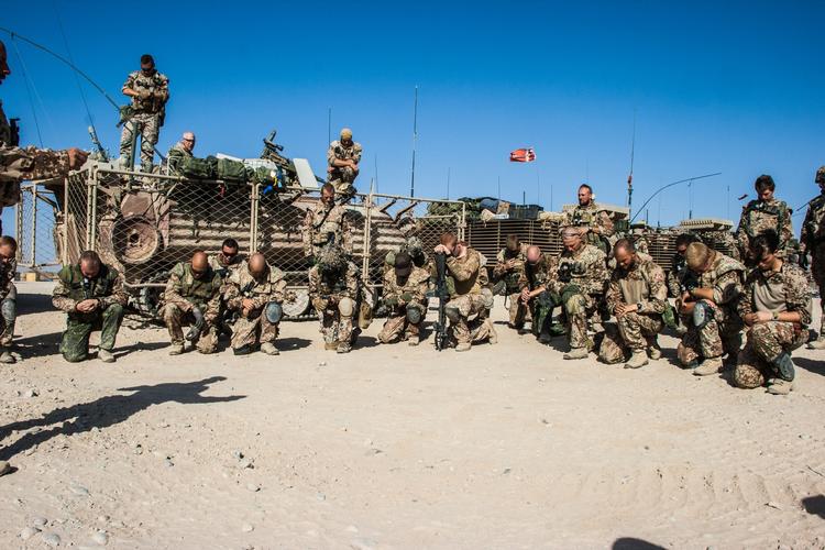 Paradoks. »Det er mig en gåde, at man, hver gang en dansk soldat mister livet, kan gå i pressen og udtale, at han ikke faldt forgæves, og at hans indsats for Danmark har været vigtig, når man samtidig kan tillade, at det, han kæmpede imod, får lov til at sprede sig inden for landets grænser«, skriver overkonstabel Christian Nipper Nielsen. 