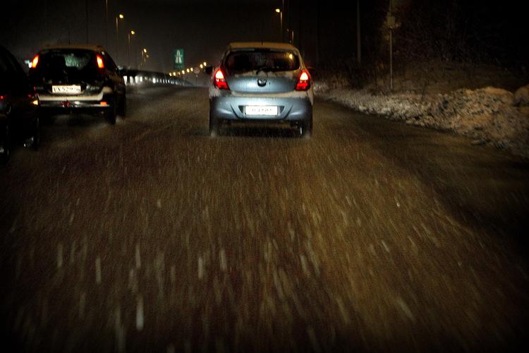 Vintertrafik. Biltrafik i snevejr på Hillerød-motorvejen. 
