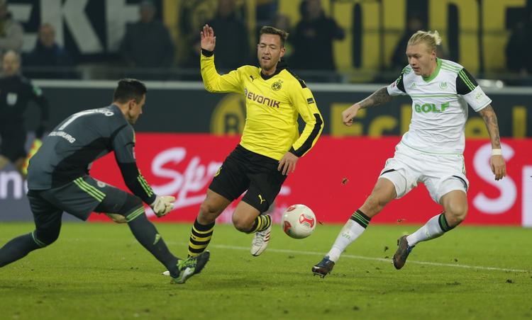 Fremad. Simon Kjær (t.h.) er gået fra en plads på bænken til at være fast mand i Wolfsburg. To gange har han endda spillet så stærkt, at eksperterne har sat ham på ugens hold i Bundesligaen. 