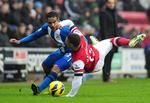 Sammenstød. Jean Beausejour (t.v.) gik hårdt til Arsenal-wingen Alex Oxlade-Chamberlain. 
