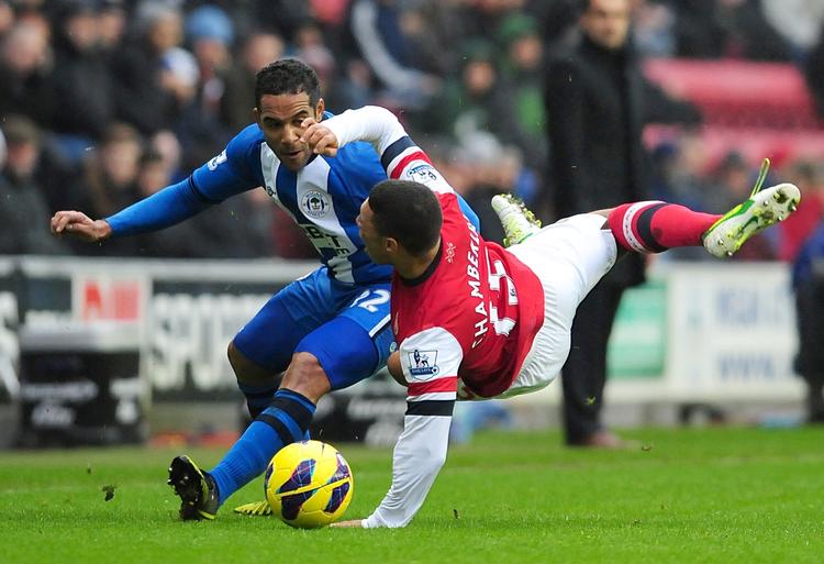 Sammenstød. Jean Beausejour (t.v.) gik hårdt til Arsenal-wingen Alex Oxlade-Chamberlain. 