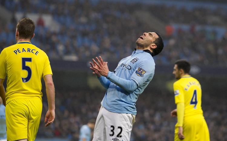Frustration. Manchester City og Carlos Tevez pressede på og blev ved. Det gav bonus, da kampuret stod på 92.03. 