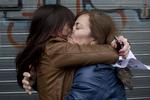 Glæde. Carmen (th.) krammer sin datter Azahara, efter de har vundet en del af hovedpræmien i det årlige nationale julelotteri. 
