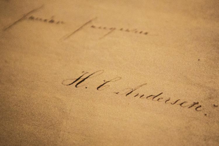 Ægte? Sprogprofessor Jørn Lund mener, at det er gået for hurtigt med at gøre eventyret til en sensation. 