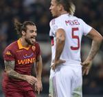 As Roma's Pablo Osvaldo (tv), fejrer sit holds scoring til 2-0, mens AC Milans  Philippe Mexes ser opgivende til. 