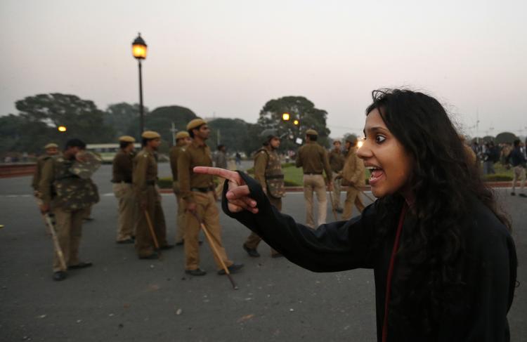 En demonstrant skælder ud på politiet under en demonstration i New Delhi. Myndighederne måtte tage vandkanoner i brug for at få styr på folkemængden. 