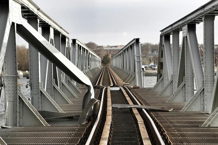 Kaos. Tusindvis af togpassagerer kan se frem til forsinkelser de næste måneder efter påsejlingen af broen over Limfjorden. 