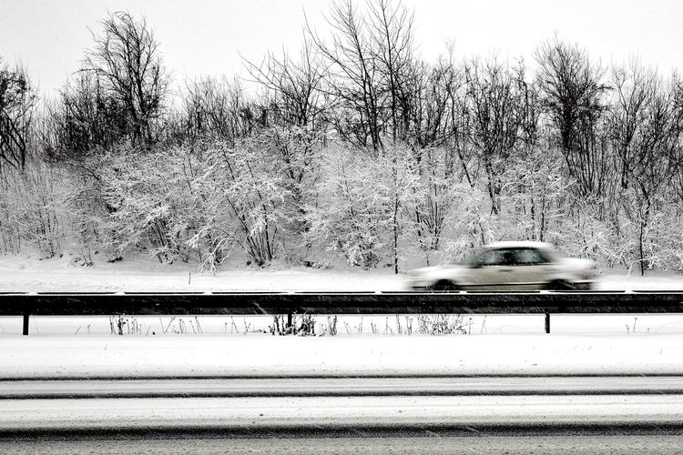 Uheld. En bus med 20 passagerer er væltet, og i Sønderjylland er der meldt om soloulykker på vejene på grund af snevejret. 
