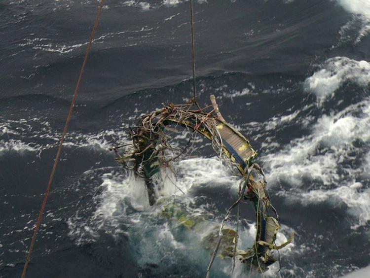 Raket. Et sydkoransk flådefartøj har fisket vragdele fra en nordkoreansk raket op af vandet. 