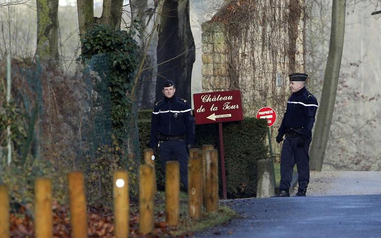 Opmærksomme. Franske politifolk holdt naturligvis øje med, at ingen uvedkommende forstyrrede de historiske forhandlinger. 