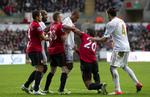 RAMT. Efter at have fået sparket bolden i hovedet af Ashley Williams, reagerede Robin van Persie voldsomt, og hans manager bakker ham op. 