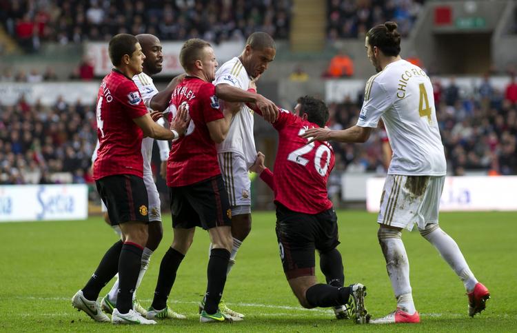 RAMT. Efter at have fået sparket bolden i hovedet af Ashley Williams, reagerede Robin van Persie voldsomt, og hans manager bakker ham op. 