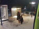 Problematisk. En kvinde kæmper med julegaverne på Arden Station mellem Aarhus og Aalborg. 
