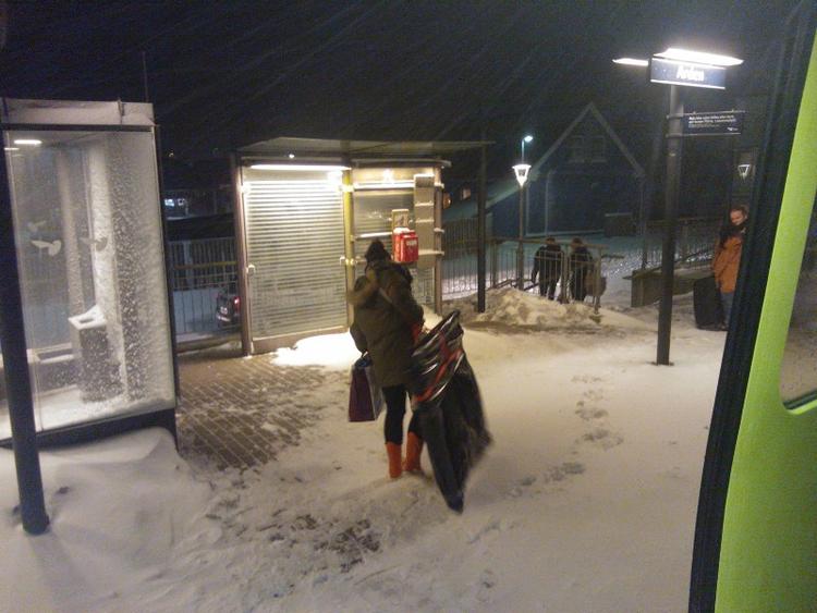 Problematisk. En kvinde kæmper med julegaverne på Arden Station mellem Aarhus og Aalborg. 