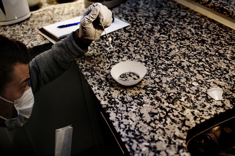 Indbrud. Vestegnens Politi har et efterforsknings team med speciale i indbrud.Betjenten tager for en sikkerhedsskyld en dna test af et hår på en af de tilbageblivende lamper som var gået i stykker under indbrudet. 