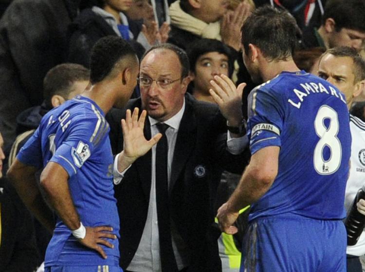 Slagplan. Selv om det går godt, er der ingen grund til at slappe af. Ashley Cole (til venstre) and Frank Lampard får nøje instruktioner af Rafael Benitez. 