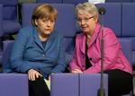 Skandale? Annette Schavan (til højre) er en af Angela Merkels nære allierede. Spørgsmålet er, om hun kan fortsætte på sin post som undervisningsminister. 