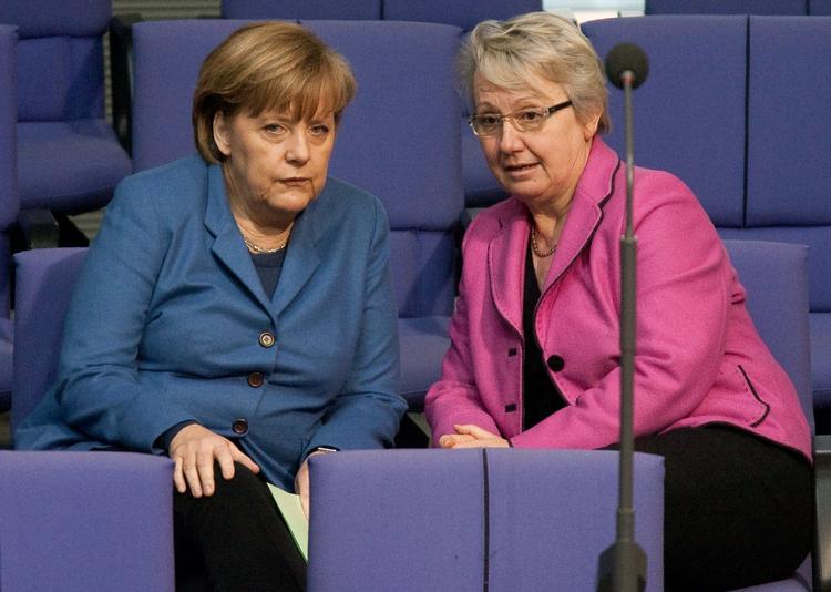 Skandale? Annette Schavan (til højre) er en af Angela Merkels nære allierede. Spørgsmålet er, om hun kan fortsætte på sin post som undervisningsminister. 