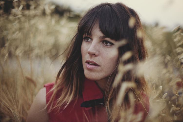 Pariserpop. Den franske sangerinde Melody Prochet solodebuterer med en psykedelisk popplade, der stråler i store glimt. 