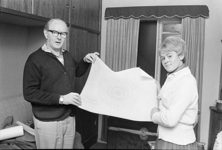 Ved at kombinere tal fra Keopspyramiden med automatbreve som en bekendt havde skrevet i en slags trance - og dertil tilsætte ord fra en rebus, som festmusikeren Aage Jensen selv havde modtaget fra oven, var det lykkedes denne musiker at fremstille en række arbejdstegninger til en ganske særlig maskine. Her viser han dem frem sammen med sin datter Gunver. 