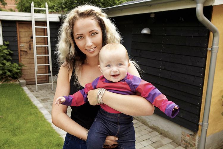 Doku-sæbe-opera. 'De unge mødre' har ikke nogen umiddelbar publicistisk  dagsorden. Her er deltagerne  reduceret til aktører i en trivialiseret  fortælling om stort og småt i  Underdanmark. 