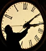 Urhistorie. Debutanten Paul Harding har selv stået i lære som urmager hos sin bedstefar. Måske derfor står ur- værket som stærk metafor. 