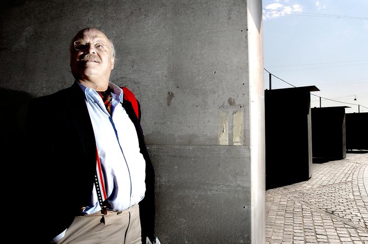 Klummer. Igennem mange år har litteraturhistorikeren Sven Hakon Rossel skrevet i Berlingske Tidende og Flensborg Avis. 