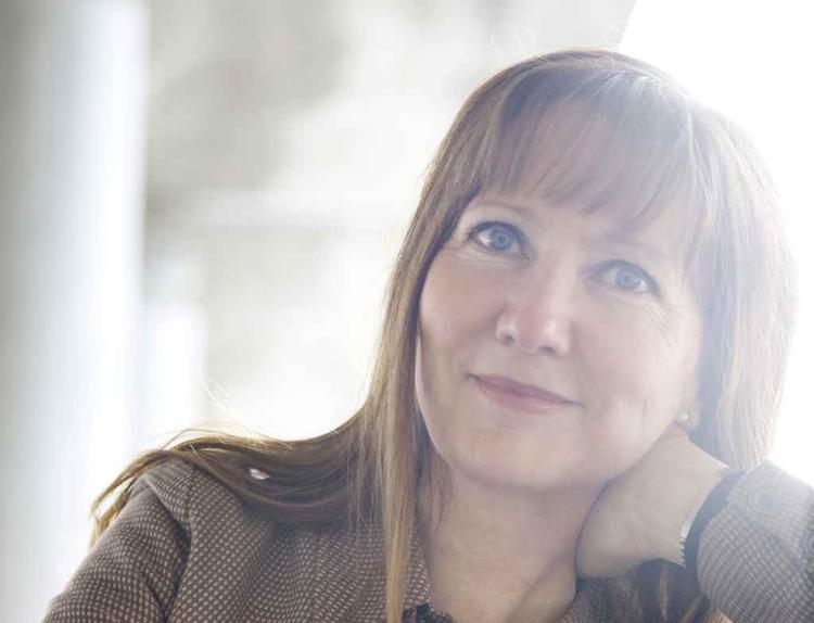 Antropologisk. Madeleine Hessérus' bog bliver set gennem Jakob Halls øjne, som udforsker dette deprimerede efterkatastrofesamfund. 