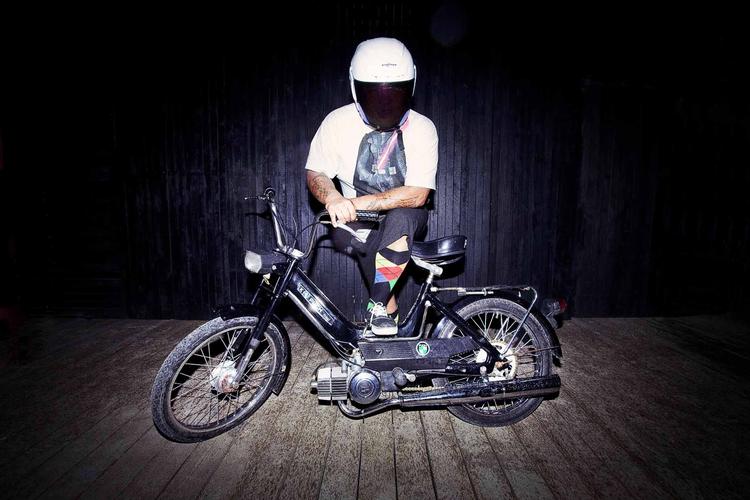 Knallertbølle. Der er ikke  mange hestekræfter i Simon Juls talrige tilsvininger af befolkningsgrupper, der allerede ligger mere eller mindre ned. 