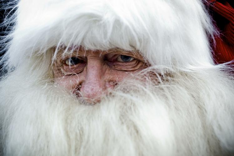 Liberal Alliances arbejdsmarkedsordfører, Joachim B. Olsen, mener derimod ikke, at Julemanden gør noget galt, men blot, at han betaler de kinesiske arbejdere den løn, de er værd. 