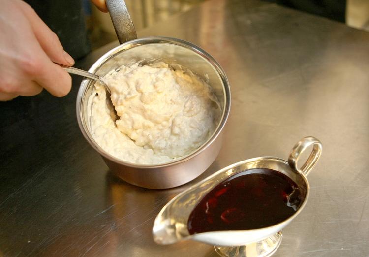 Velbekomme. Så er det jul igen - og det betyder risalamande til dessert for mange danskere i aften. 