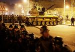Spændinger. Nok er Egyptens tidligere diktator Mubarak stødt fra tronen og præsident Morsi valgt, men i Kairo fortsætter demonstrationerne. Morsis nye forfatning giver præsidenten en magt, der lugter af diktatur, mener mange. Foto: AP 