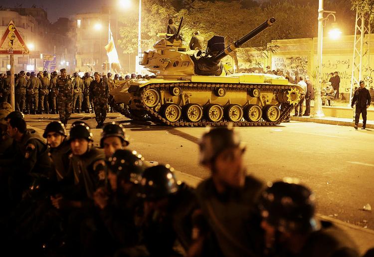 Spændinger. Nok er Egyptens tidligere diktator Mubarak stødt fra tronen og præsident Morsi valgt, men i Kairo fortsætter demonstrationerne. Morsis nye forfatning giver præsidenten en magt, der lugter af diktatur, mener mange. Foto: AP 