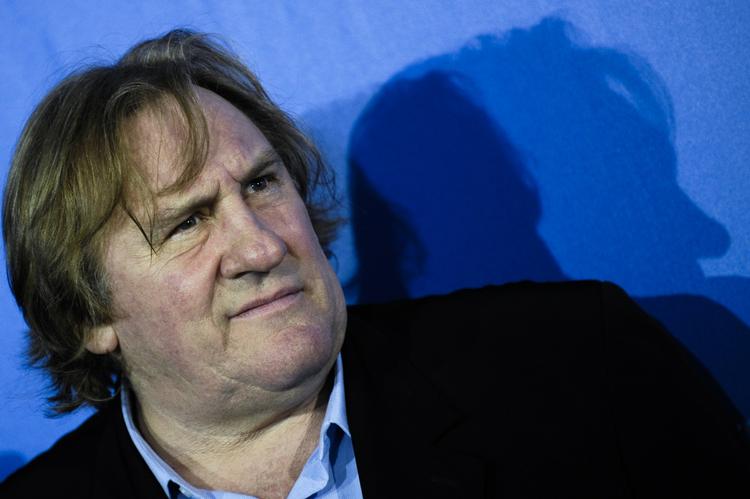 Kontroversiel. Skuespilleren Gerard Depardieu truer med at opgive sit franske pas i protest mod ny millionærskat. 