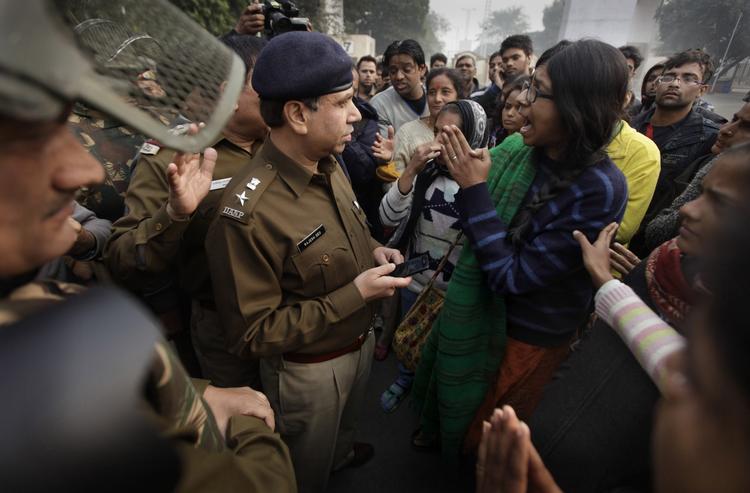 UTILFREDSHED. Weekendens prostester over en grov gruppevoldtægt i Indiens hovedstad Delhi er fortsat i dag. 