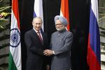 Deal. Ruslands præsident, Vladimir Putin, og Indiens premierminister, Manmohan Singh, fejrer ny våbenaftale mellem de to lande. 