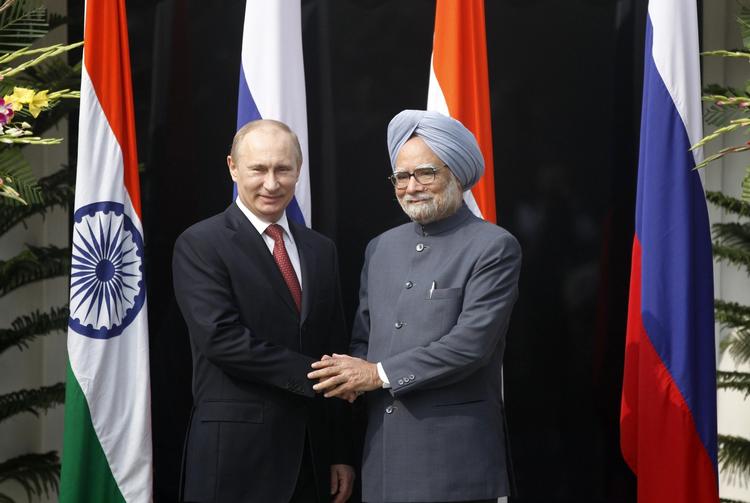 Deal. Ruslands præsident, Vladimir Putin, og Indiens premierminister, Manmohan Singh, fejrer ny våbenaftale mellem de to lande. 