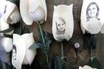 Skoleskyderi. Blomster er lagt ude foran skolen i Sandy Hooks for 20 børn i 6- og 7-års-alderen blev dræbt. 