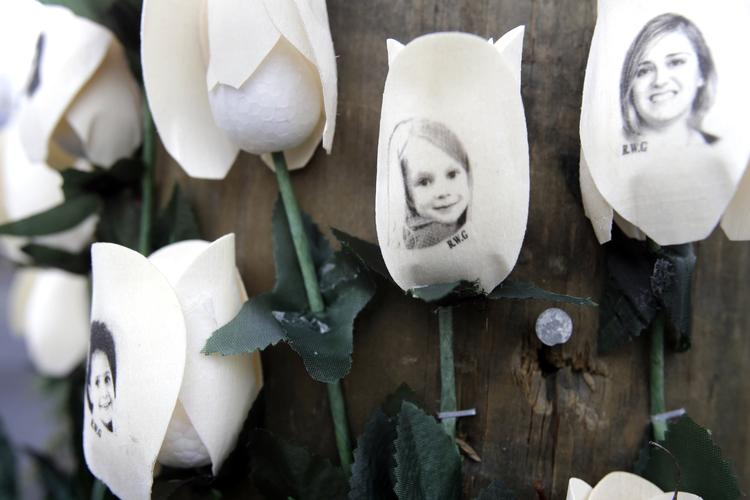 Skoleskyderi. Blomster er lagt ude foran skolen i Sandy Hooks for 20 børn i 6- og 7-års-alderen blev dræbt. 