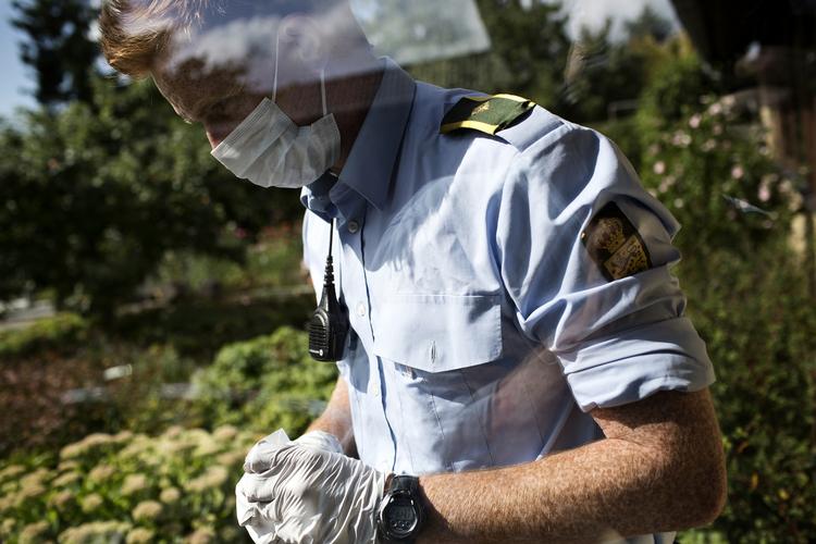 Tyveri. En betjent undersøger et indbrud. 