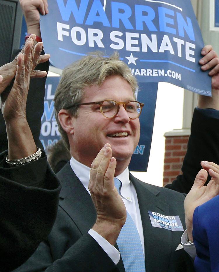 Politikerfamilie. Han ligner sin far ganske meget, Edward M. Kennedy, som her ses under et valgarrangement for den nyvalgte senator Elizabeth Warren. Men Kongressen får ikke endnu en Kennedy foreløbigt. 