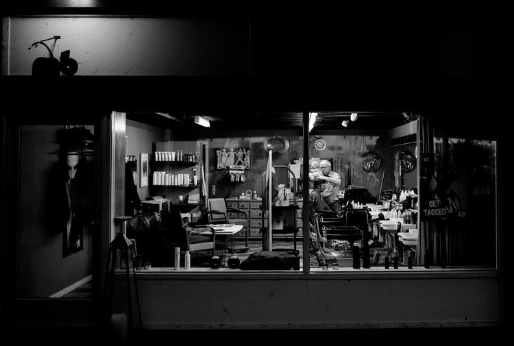 »Der gik flere måneder, før jeg kunne få mig selv til at tage beslutningen om at gå på pension. Jeg kommer til at savne historierne fra kunderne, og jeg har stadigvæk svært ved at se mig selv gå ud af døren for sidste gang«. 