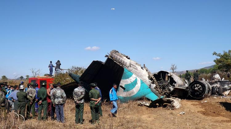 Katastrofe. Utroligt nok overlevede de fleste af passagerne nødlandingen. En 11-årig dreng døde dog. 