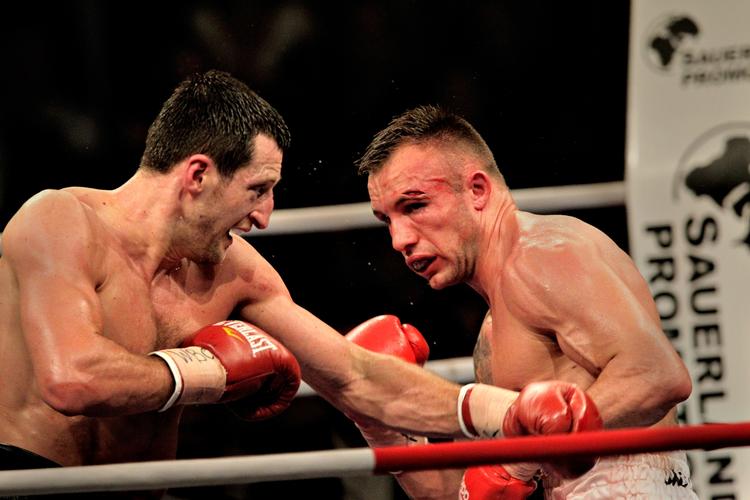 REVANCHE. I Herning vandt Mikkel Kessler (th.) i 2010 en hård kamp mod Carl Froch (tv.). 