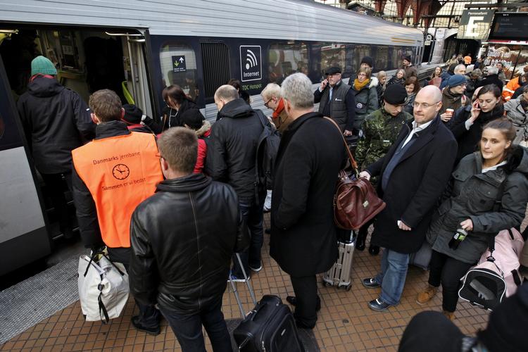 Hjemrejsedag. Selv om tusindvis af danskere rejser hjem fra julehyggen med familien, skal de ikke forvente kø på vejene eller forsinkede tog, meddeler DSB og Vejdirektoratet. 