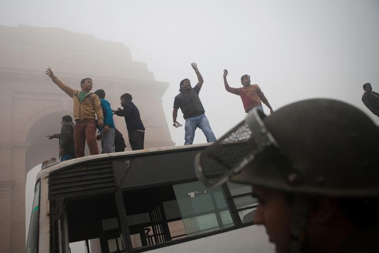 VREDE. Tusinder af indere har været på gaden i Indians hovedstad Delhi for at demonstrere over en gruppevoldtægt 16. december. 