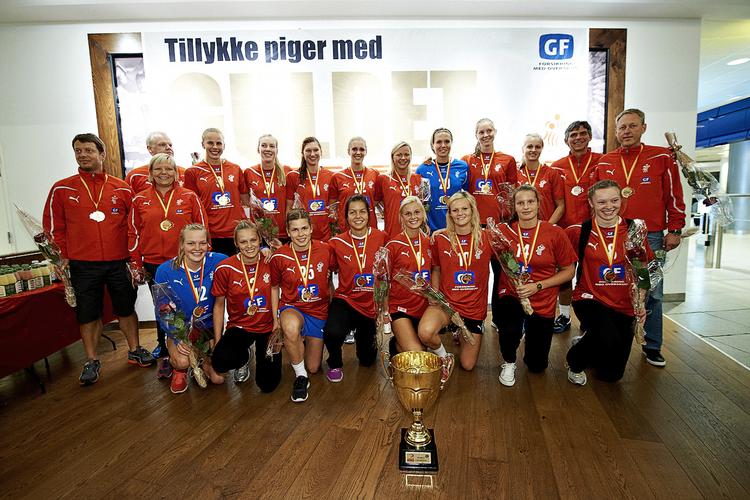 VM. Glade guldvindere med mod på mere. Næste år skal de spille om EM-guld på hjemmebane. 